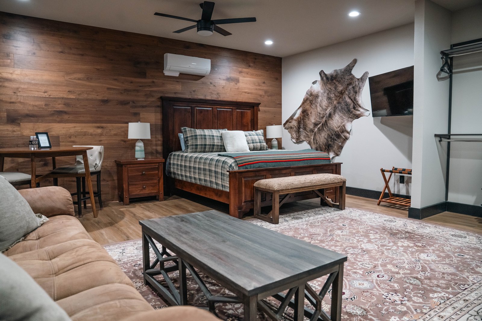King suite with sitting area